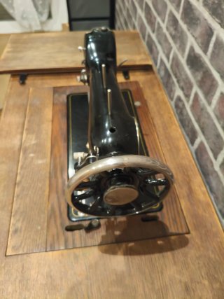 OFERTÓN.Máquina de coser Husqvarna con mueble.