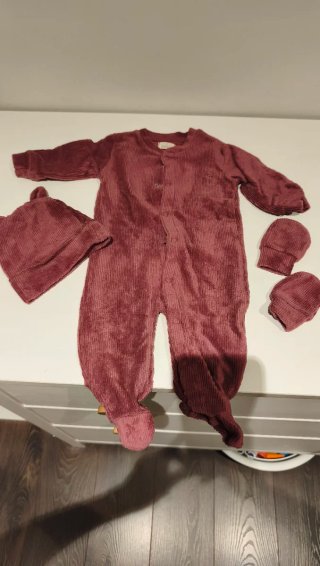 Pelele de bebé de pana con gorro y manoplas