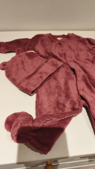 Pelele de bebé de pana con gorro y manoplas
