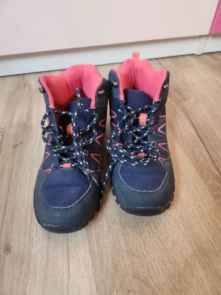 Botas de trekking azules y rosas