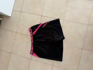 Pantalón Corto Under Armour Negro y Rosa
