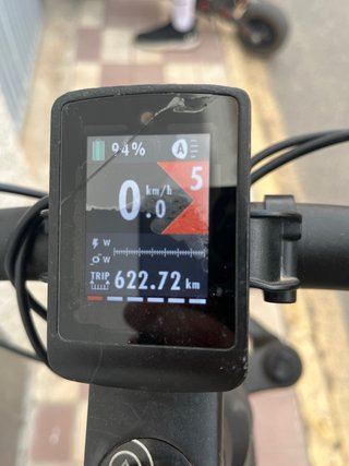 Bicicleta eléctrica gris