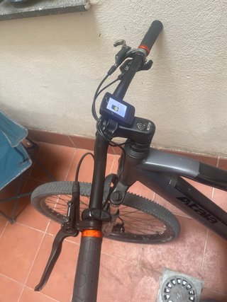 Bicicleta eléctrica gris