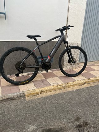 Bicicleta eléctrica gris