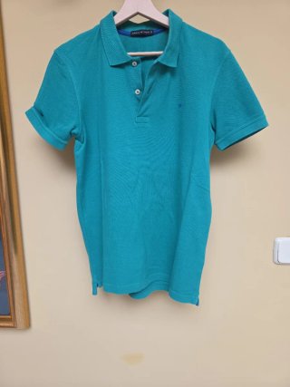 Polo de hombre color verde.