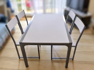 Mesa de comedor y 4 sillas