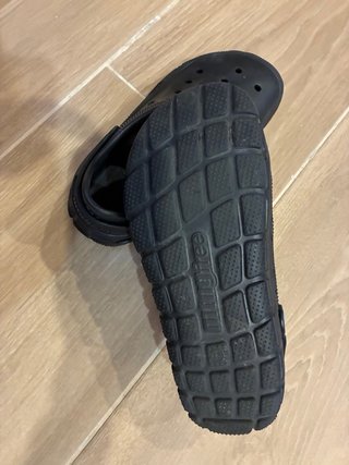 Zuecos de agua Mustang negros