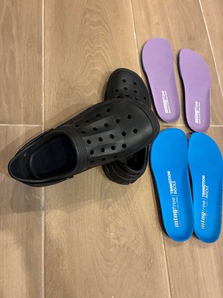 Zuecos de agua Mustang negros