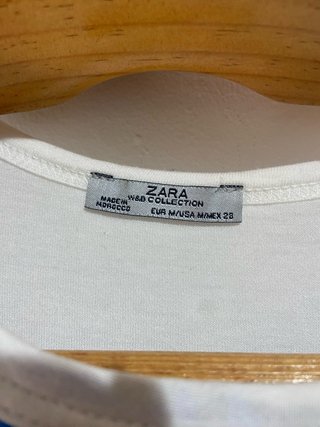 Camiseta Zara Art is Written
