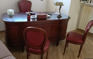 Scrivania in legno con sedie imbottite