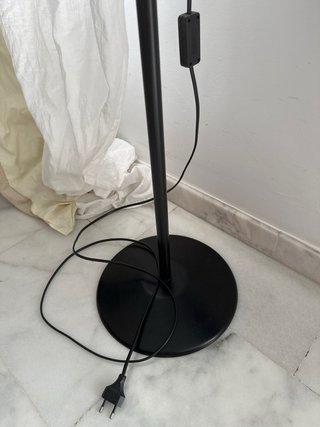Lámpara de pie negra