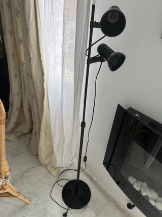 Lámpara de pie negra