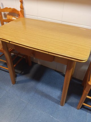 Mesa extensible y 2 sillas