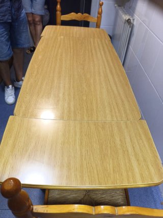 Mesa extensible y 2 sillas