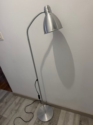 Lámpara de pie metálica