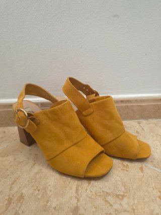 Sandalias amarillas de tacón