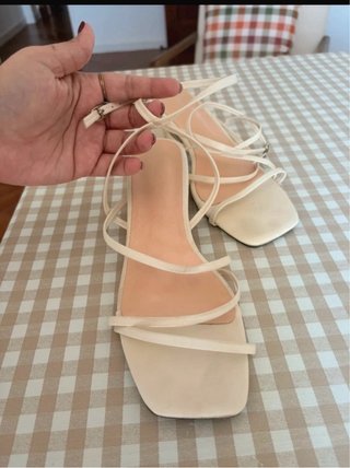 Sandalias tacón medio tiras finas beige