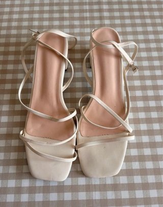 Sandalias tacón medio tiras finas beige
