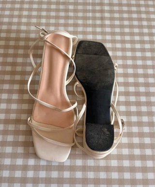 Sandalias tacón medio tiras finas beige