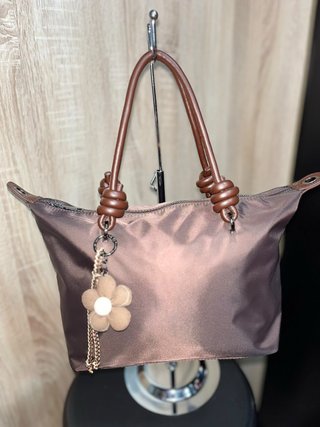 Bolso de mano marrón con detalle floral