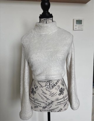 Top pelo blanco cuello alto