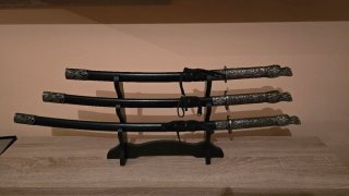 Set de 3 Katanas Decorativas con Soporte
