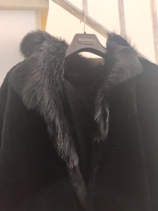 Abrigo negro de pelo sintético
