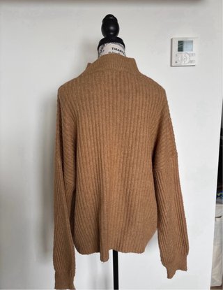 Jersey marrón de cuello alto