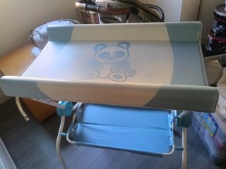 Cambiador de bebé con bañera