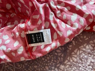 Vestido rojo con estampado blanco