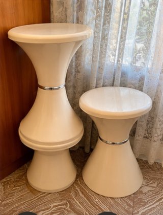 Taburetes Pedestal Setenteros Beige y Plata.