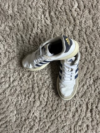 Zapatillas Adidas blancas y azul marino