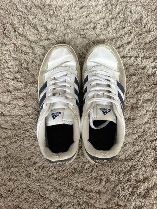 Zapatillas Adidas blancas y azul marino