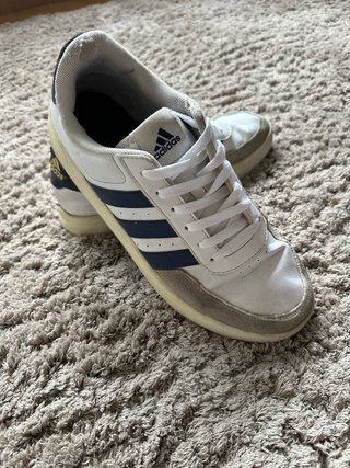 Zapatillas Adidas blancas y azul marino