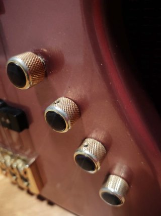 Bajo Pensa Custom J-4 en burgundy mist metallic