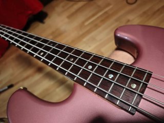 Bajo Pensa Custom J-4 en burgundy mist metallic
