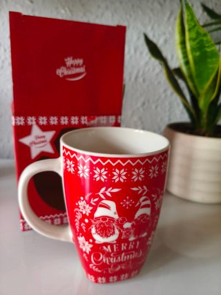 Taza navideña roja con gnomos y caja