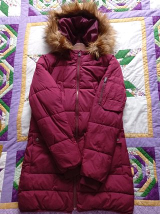 Chaqueta acolchada con capucha y pelo
