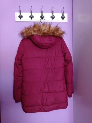 Chaqueta acolchada con capucha y pelo