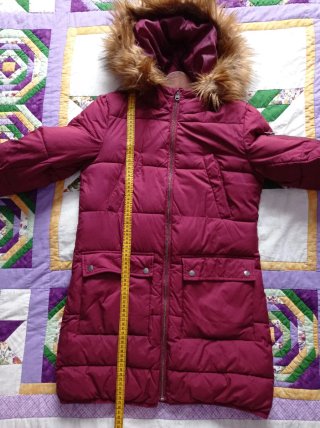 Chaqueta acolchada con capucha y pelo