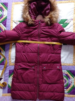 Chaqueta acolchada con capucha y pelo