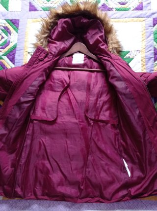 Chaqueta acolchada con capucha y pelo
