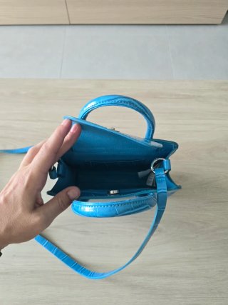 Bolso azul efecto piel cocodrilo