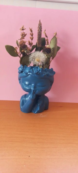 Maceta decorativa azul figura niña