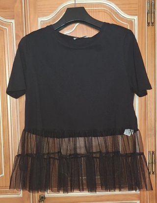 Camiseta Negra con Volantes de Tul