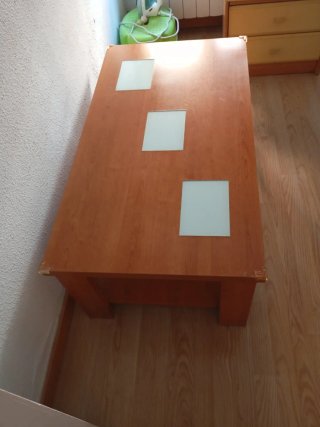 Mesa de centro de madera y cristal.