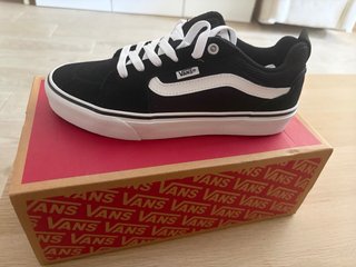 Zapatillas Vans Negras y Blancas