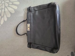 Borsa Fendi Peekaboo in pelle nera