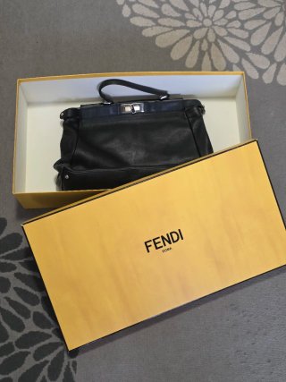 Borsa Fendi Peekaboo in pelle nera