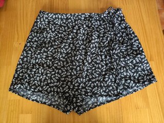 Falda pantalón tipo pareo, floral negra